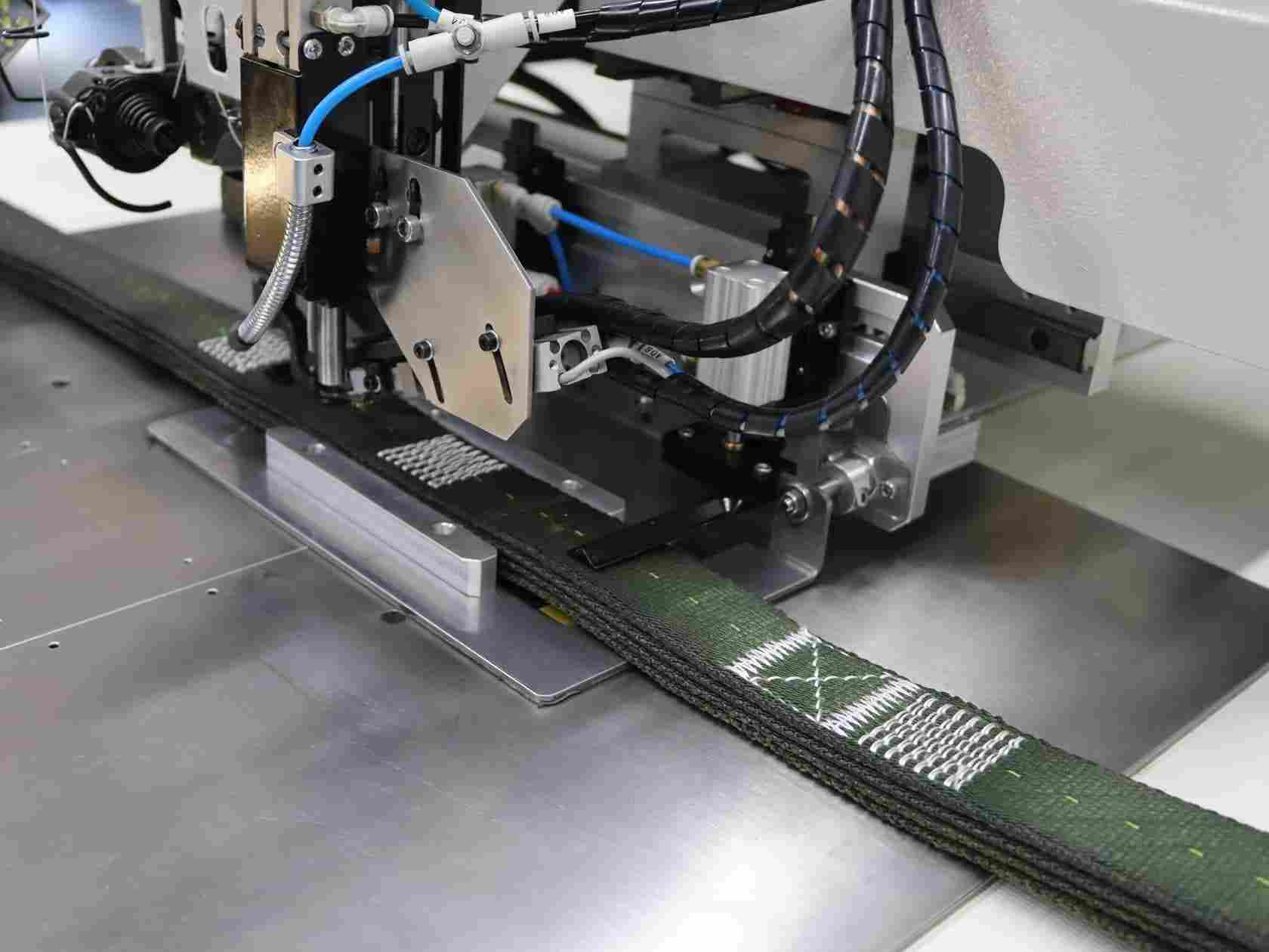 HighTex 733PLC Extra-Heavy-Duty Programmable Pattern Sewing Machine